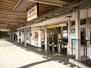 波板の上屋の下に改札口を右斜めに見て。改札口の左手にはキヨスクの窓口がある。左奥に階段の上り口が見える。