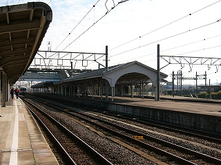 線路内と隣のホームの上屋の終わり。上屋の終わりは上の部分が山型になり、下の部分はアーチになっている。