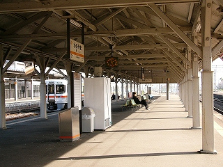 右半分が日なたで左半分が日陰のホーム。上屋の下から撮影。