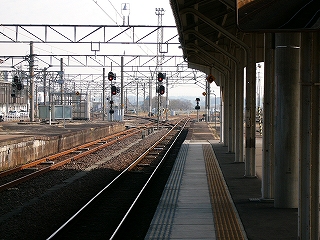 幾重ものトラス式架線柱。