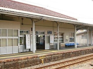 軒下を斜めに見て。