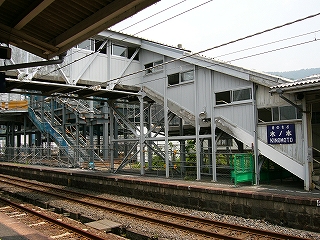 薄いグレーに塗られた木造の跨線橋。