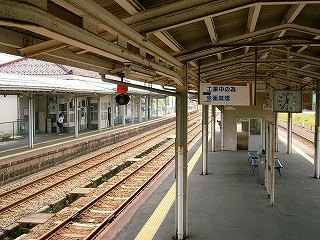 階段の半ばからホームを見下ろして。左手に二線の線路内、右手にすっきりとしたホーム。