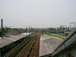 上屋の屋根と線路内。