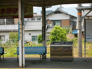 柱に取り付けられたホーロー看板。