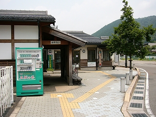 漆喰の壁と木柱でできた新しい建物。