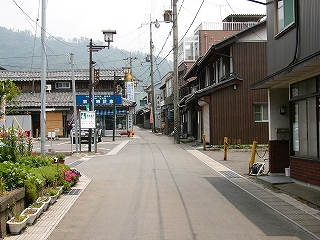 古い家の並ぶ細い脇道。