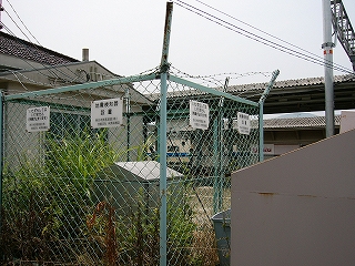 色のはげかかったフェンスで囲われた何らかの装置。