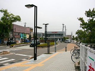 黒色の背の高い街灯が立ち並ぶ小さなロータリー。