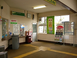 駅舎の隅を見て。左手に出札口、奥に窓。