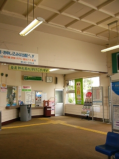 格子の浮き彫りが入った白い天井。