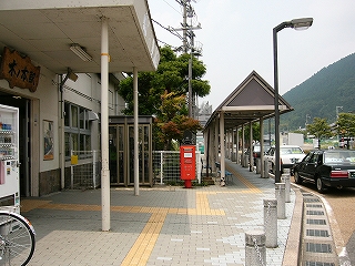 小さな三角屋根をもつ歩道上のアーケード。