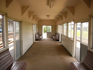 白塗りの待合室内。サッシの窓も多く明るい。