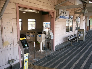 改札器具の並ぶ無人の改札口。