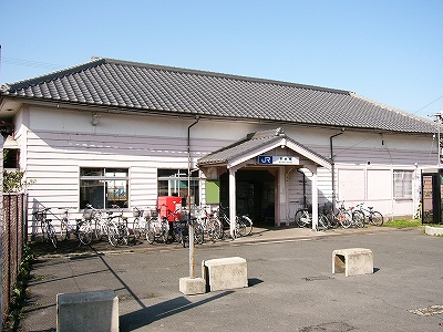 どっしりとした木造の駅舎。