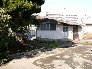 小さい古い建物。