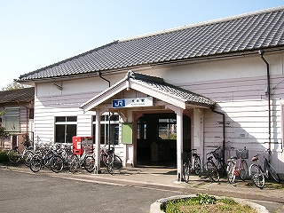 妻面のある駅舎入口。