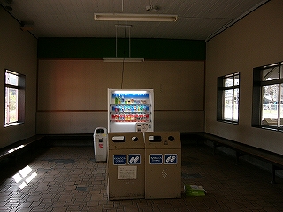 真ん中に自販機とゴミ箱。