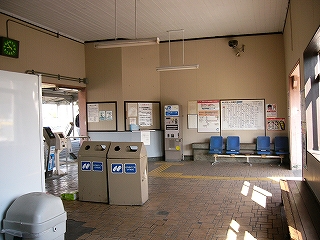 旧出札口の右には木陰の個人掛けの椅子が4脚設置されている。