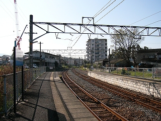 上屋が終わっても向こうのほうまで続くホーム。大きなトラス架線柱が跨っている。。