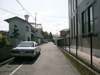 住宅地の道。しかし住宅街の裏通りのような感じ。