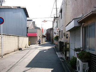 先のほうに小さな十字路。