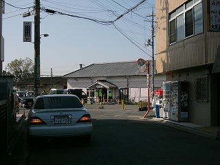 通りが駅舎を切り取っている。