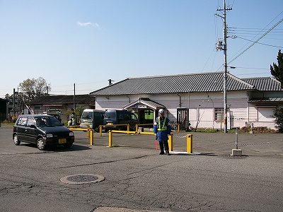 駅前広場と駅舎。