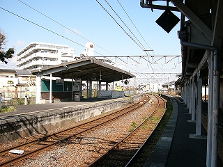 カーブした構内。ホームも線路もカーブしている。