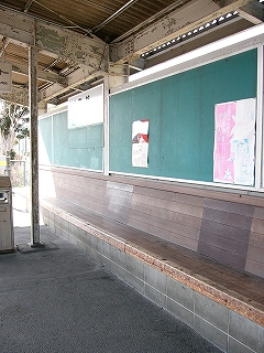 コンクリートブロックの上に厚い木を貼り付けた長椅子。