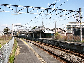 カーブするホームと向こう側に駅舎。