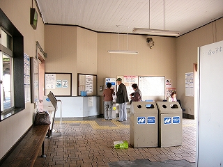 突き当たりに旧出札口を見て。床は古臭い感じの模様。