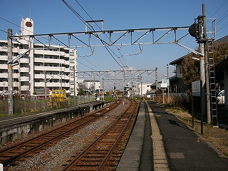 2線が延び、トラス架線柱が続く風景。