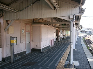 上屋には途中に不自然なつなぎ目がある。