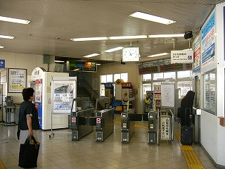 4台(3レーン)の自動改札の並ぶ改札口前。通路は改札口を入ってすぐ斜め左に曲がり、跨線橋への階段が始まっている。