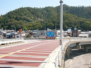 高架橋から徐々に高度を下げて二股に分かれている道路。