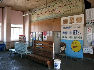 ホームへの間口左から、駅舎内を俯瞰して。右手の壁の天井付近にはかなり古めかしい路線図が掲出されている。