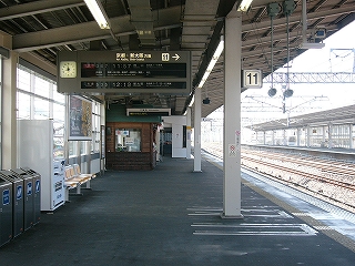 大きな片持ちの上屋の下から。少し先の天井にはフラップ時行先案内が設置されている。