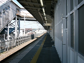 窓ガラスの入った格子の壁とホームの縁が狭い、13番線のりば。