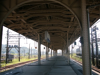 クリーム色に塗られた鉄骨を何本も組み合わせて作られた上屋の下。柱のある部分は天井に向ってアーチさえ形成している。