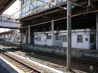 線路内にはみださないコンコース下に作られたホーム上の白い平屋の詰所。