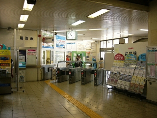 降り立った地平コンコース。少々狭い。少し奥の方に、右斜めに自動改札が並べられている。