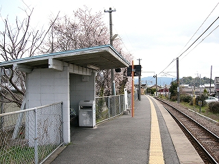 開放式の待合所。コンクリートブロック積みで寒々としている。