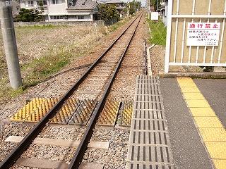 黄色の厚い鋼板。