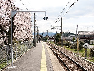 ホームの先に小さな駅舎が見え始めた。