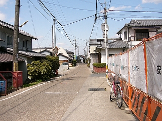 一車線程度の道。住宅が並んでいるが、少し開放的な感じ。