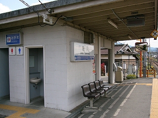 軒下には一人掛けの椅子が連なっている。