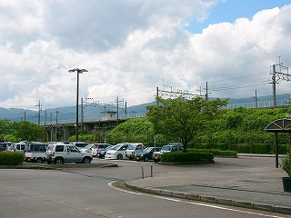 盛り土の部分にたくさんのみどり。その手前に駐車場。