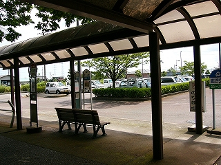 薄あずきの半透明な板をはめ込んだカーポートのようなアーケード下。