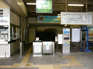 改札口を真正面に見て。右手には天井から吊られた路線図つき運賃表と縦長の券売機がある。